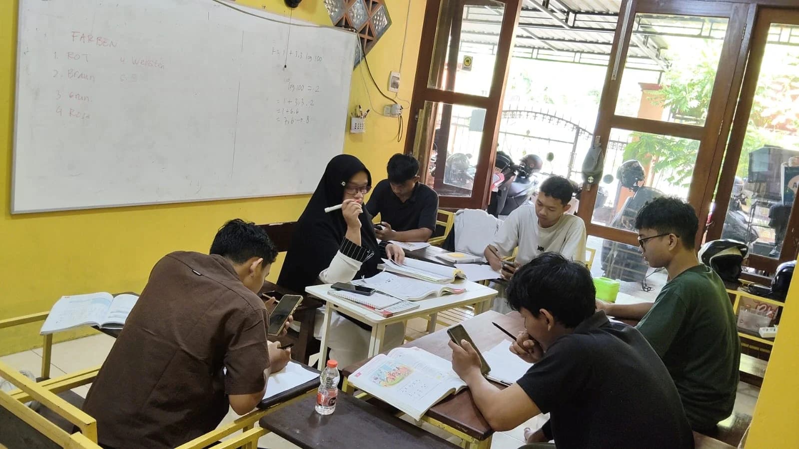 Interaksi belajar kosakata bahasa Jerman dan latihan bersama mentor di kelas QEC