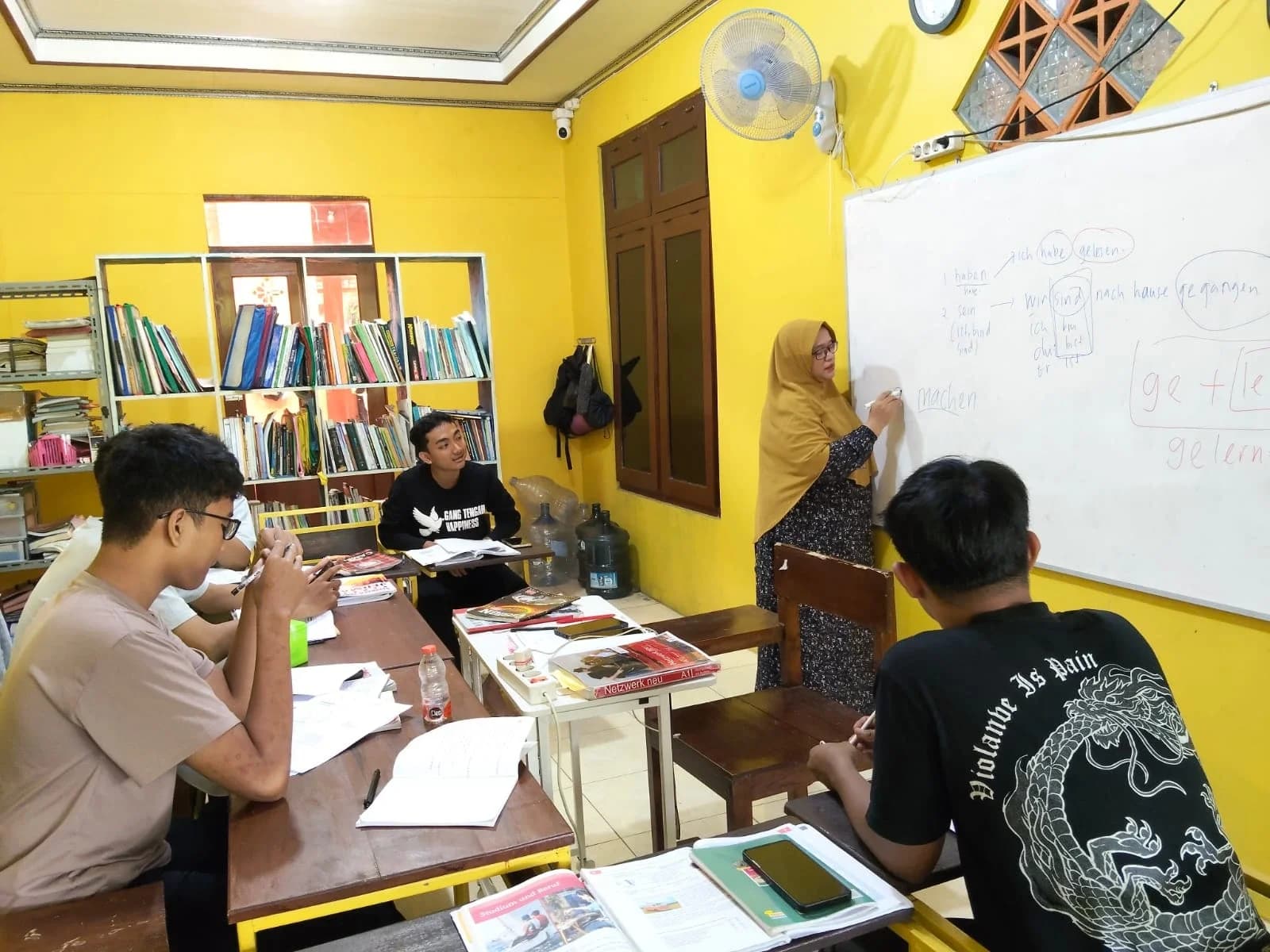 Sesi pendampingan intensif tata bahasa Jerman oleh mentor Dr. Kuswahyuningsih di kelas QEC