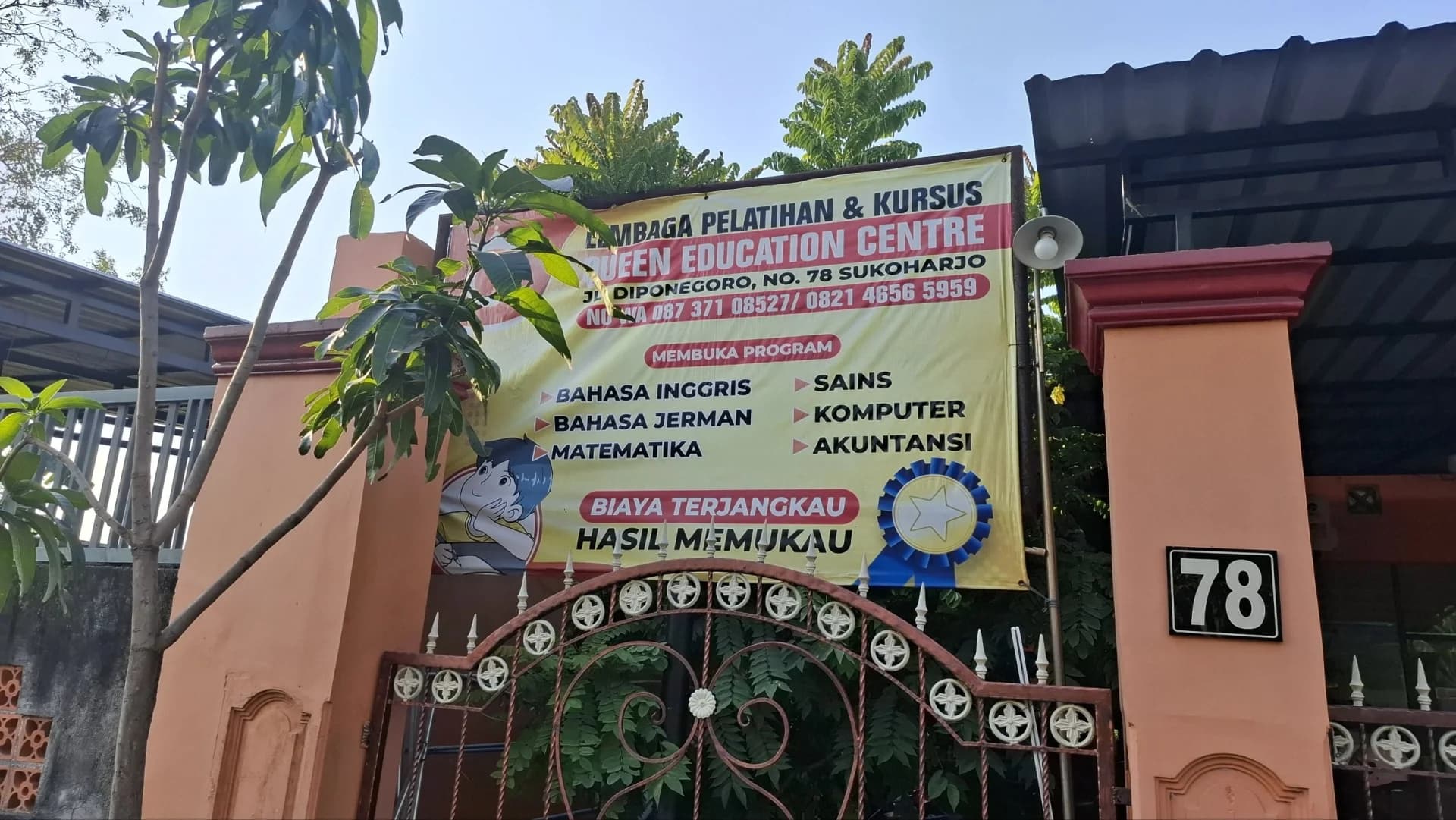 Spanduk gerbang masuk utama Lembaga Pelatihan & Kursus Queen Education Centre Sukoharjo