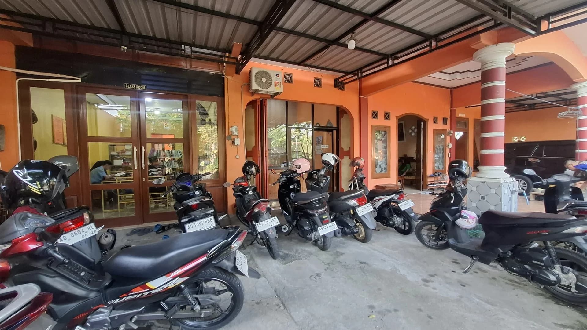 Gedung ruang kelas dan area parkir peserta didik Queen Education Centre di Jl. Diponegoro No. 78 Sukoharjo