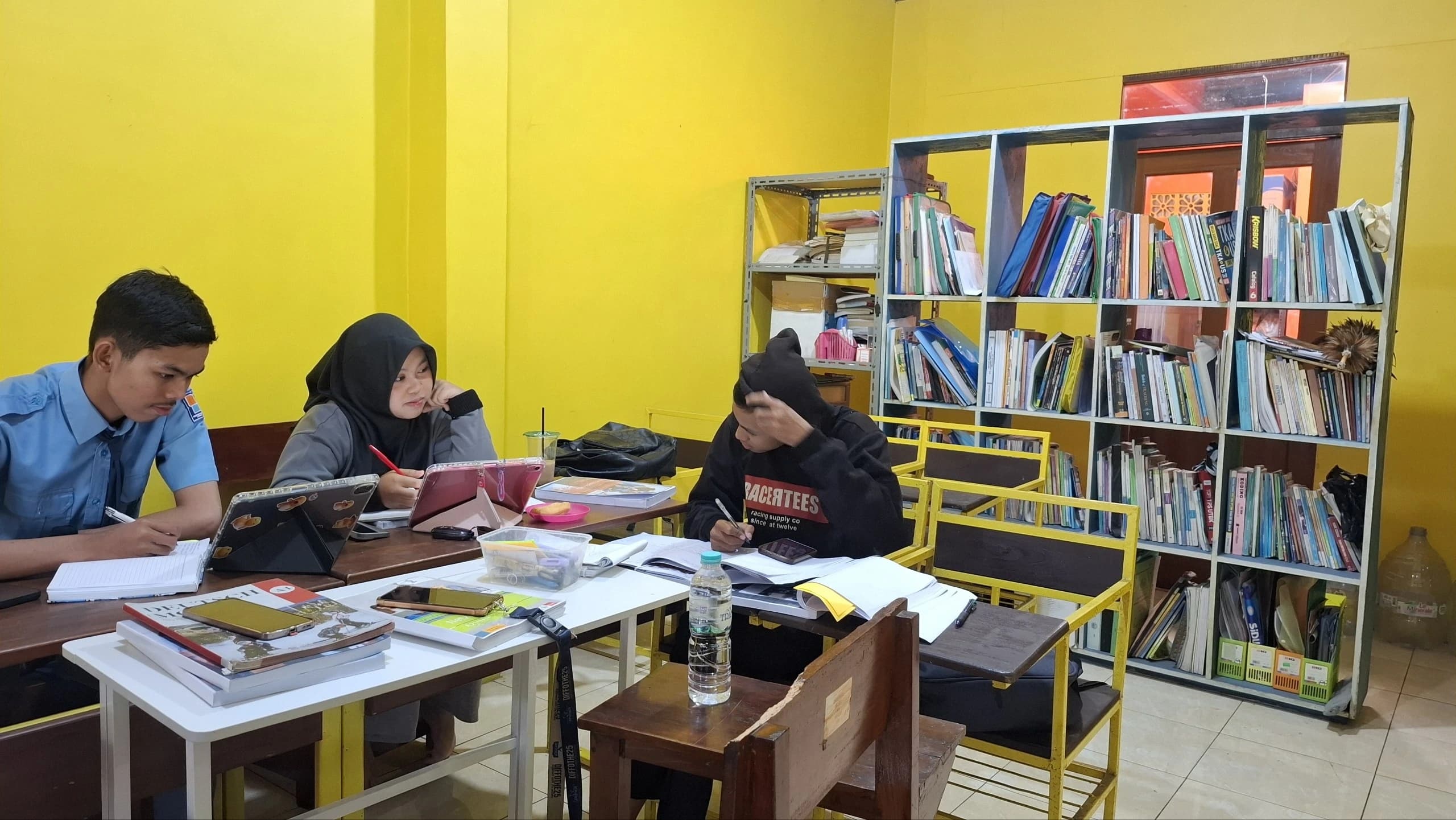 Suasana belajar siswa di ruang kelas Queen Education Centre