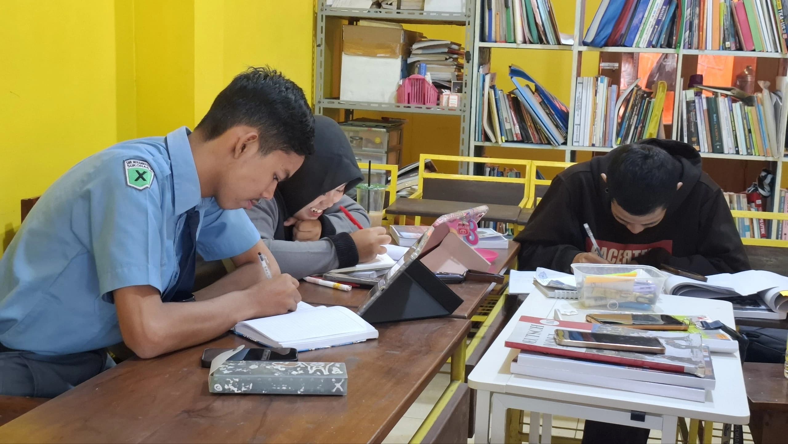 Siswa belajar dengan fokus di Queen Education Centre