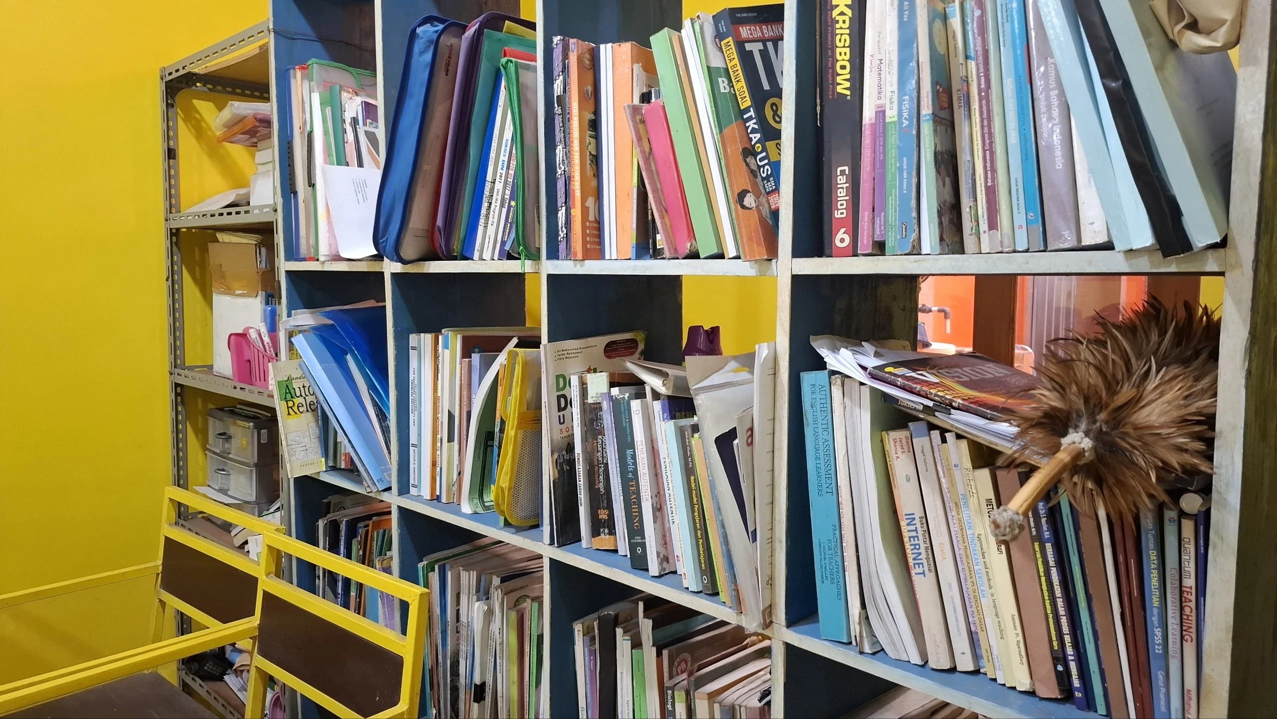 Koleksi buku referensi dan modul belajar Queen Education Centre