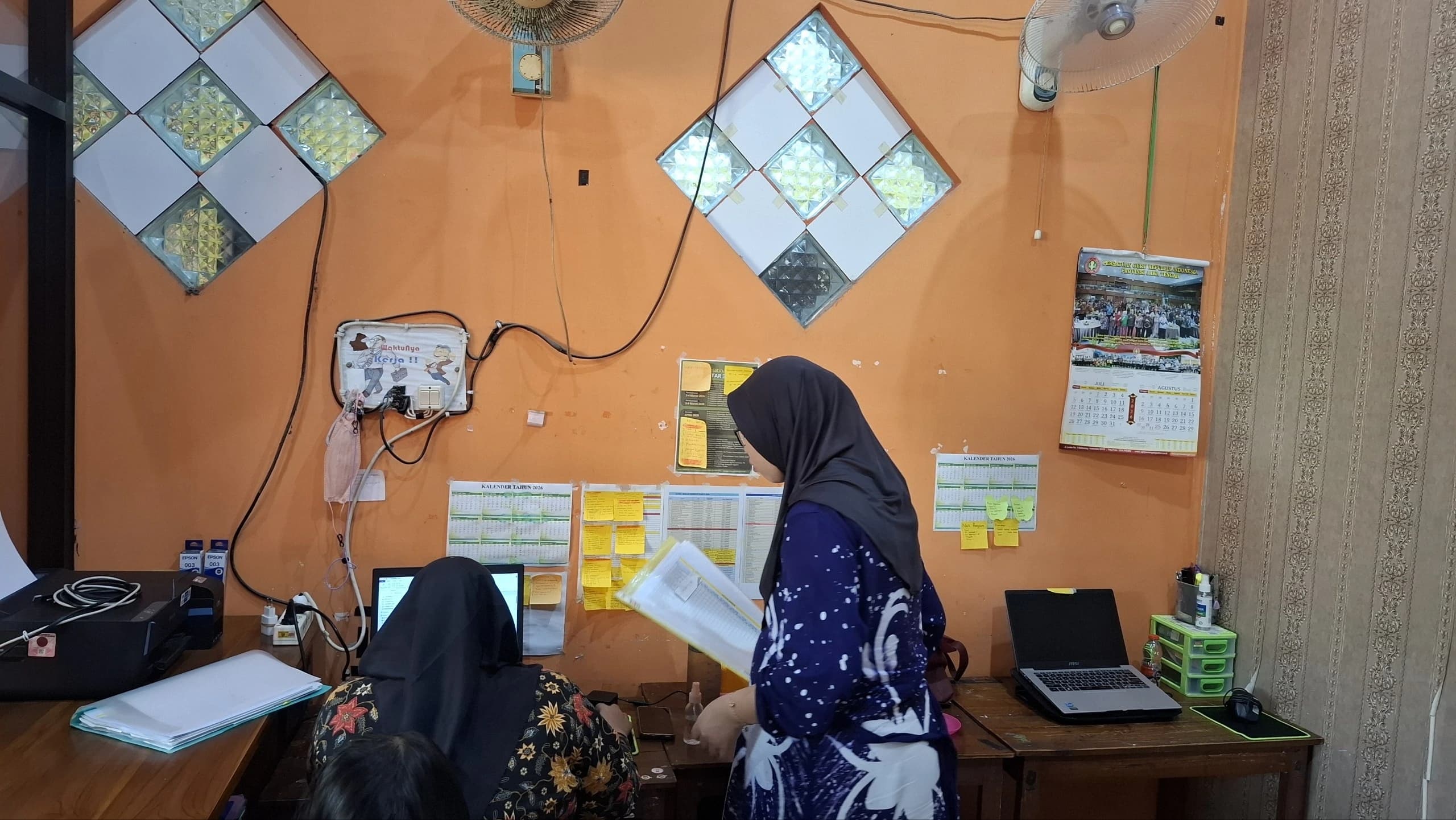 Staf Queen Education Centre sedang melayani konsultasi